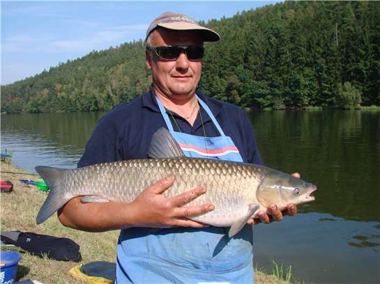 Po závodě se to podařilo. Franta třímá sedmikilového amura.