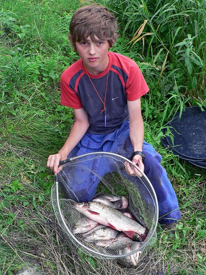 Pěkný úlovek plotic doplněný o ostroretku