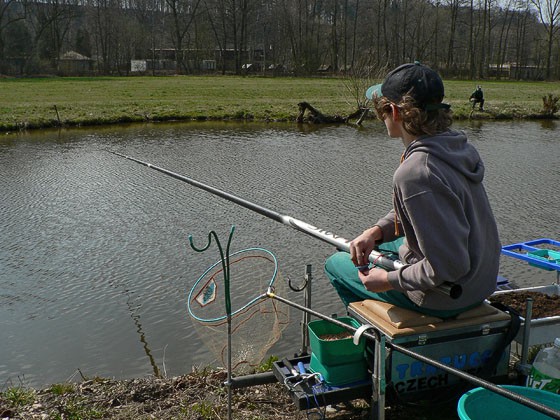 Tom nabíjí prak