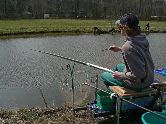 Tom střílí