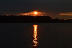 Západ slunce na jezerem