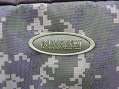 Decentní logo umístěné na horní přední kapse