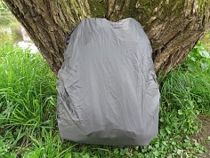 K batohu je dodáván také praktický přehoz, který oceníte při prudkém nebo dlouhotrvajícím dešti